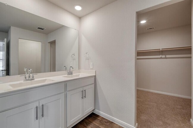 Building Photo - 109 Bethpage Dr