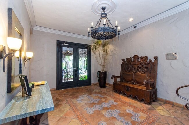 Building Photo - Stunning renovated apartment in the Heart ...