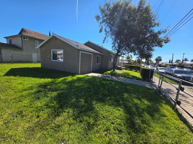 Building Photo - LOOKS JUST LIKE NEW