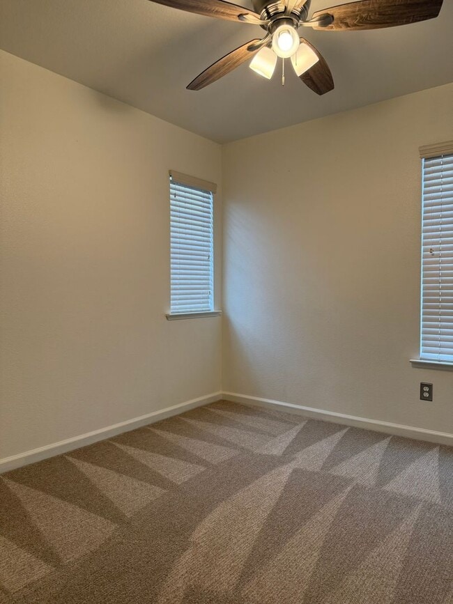 Building Photo - Lovely 5/3 with a desirable downstairs bedroom.