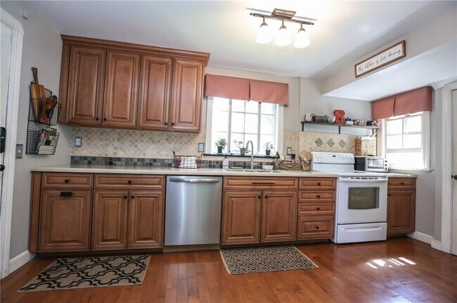 Building Photo - 2856 Elmwood Ave