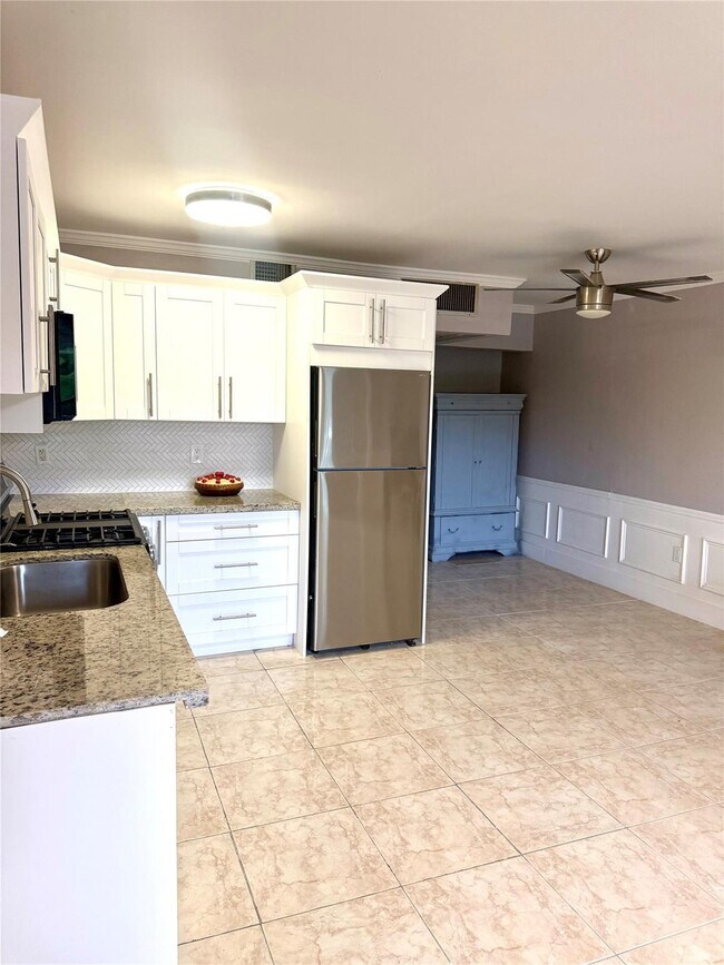 Building Photo - 20251 NE 2nd Ave