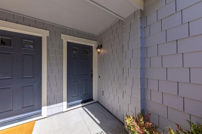 Building Photo - 200 Live Oak Way