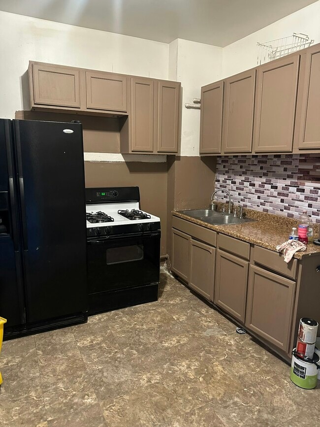 Building Photo - 6219 S Wood St