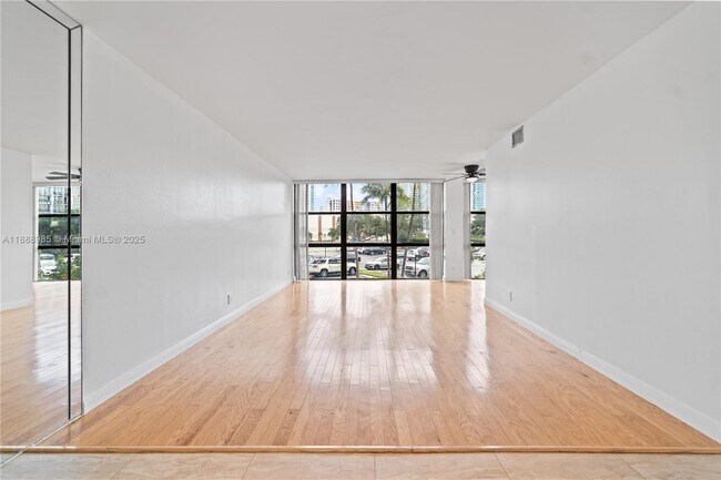 Building Photo - 800 Parkview Dr