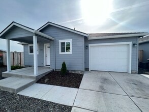 Building Photo - 3 BEDROOM SINGLE LEVEL HOME