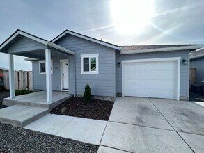 Building Photo - 3 BEDROOMS SINGLE LEVEL HOME