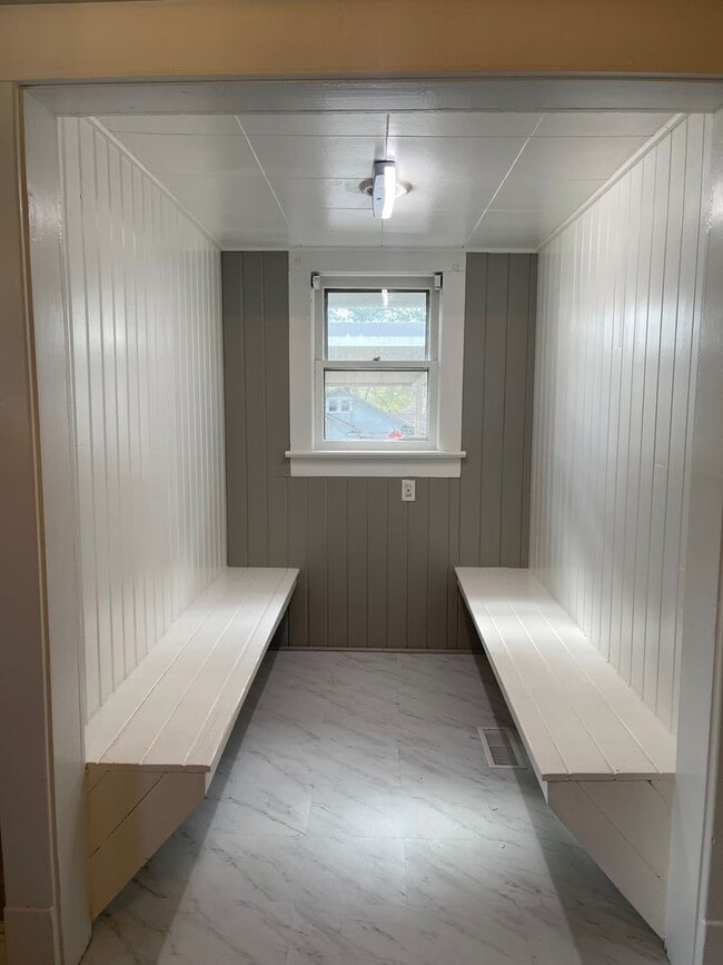 Building Photo - ?? COMING SOON ?? Charming 3 Bed / 1 Bath Bungalow – Prime Location Near Downtown Hickory