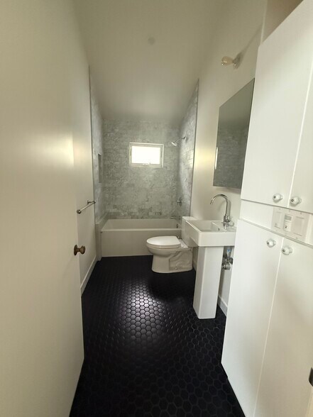 Bathroom 1 - 1256 Hopkins St