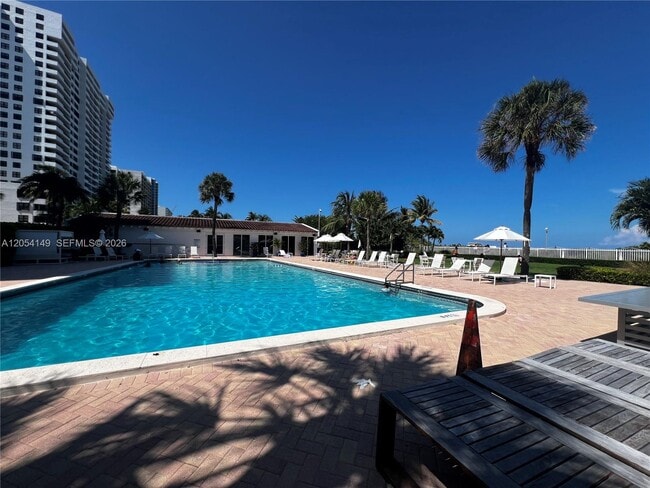 Building Photo - 2457 Collins Ave
