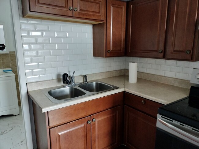 Building Photo - 240 Rowland Ave