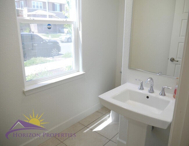 Building Photo - Modern Two-story 4 Bed 3.5 Bath 2,786 sqft...