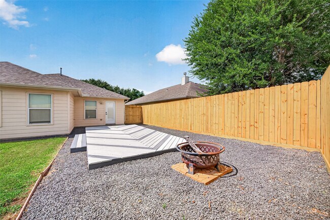 Building Photo - 22210 Bellow Glen Dr