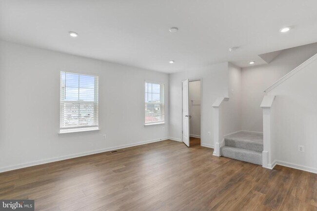 Building Photo - 233 Clifton Mnr