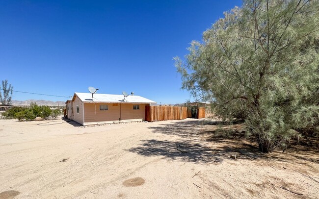 Building Photo - Cute 3 bedroom 2 bath in Desert Heights