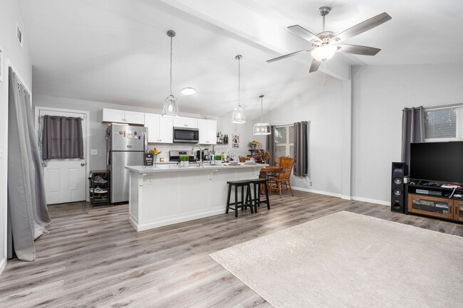Building Photo - 720 S Velie St