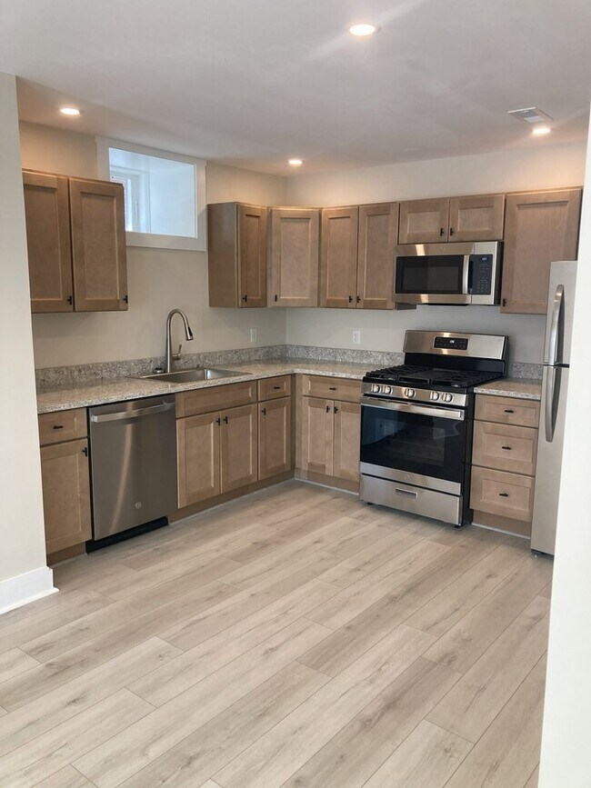 Building Photo - 824 E High St