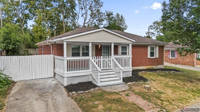 Building Photo - 214 Laurel Ln