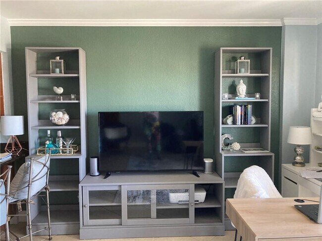 Building Photo - 2900 NE 30th St