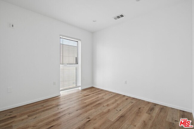 Building Photo - 662 N Mariposa Ave