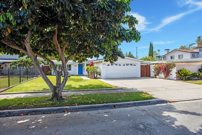 Building Photo - Entertainer's Dream in Costa Mesa-3/3 SFR