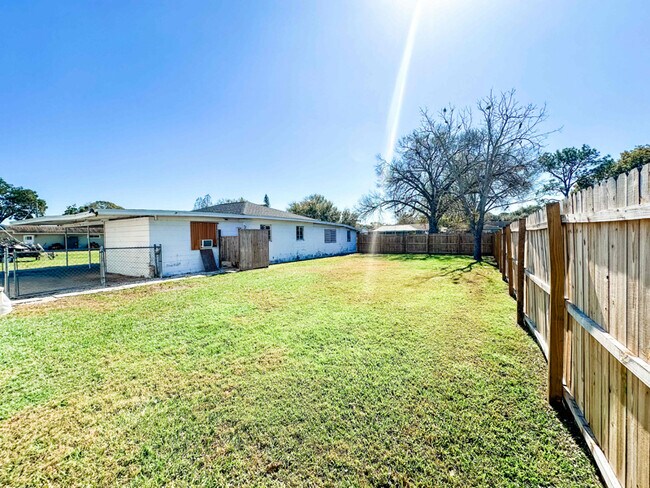 Building Photo - 1540 Lake Howard Dr