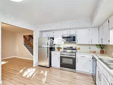 Building Photo - 15675 Ferncreek Dr