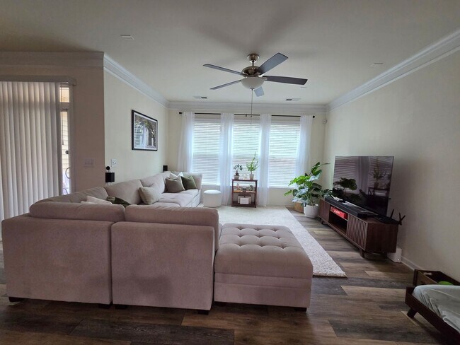 Building Photo - Well Maintained Large townhome in Steele Creek