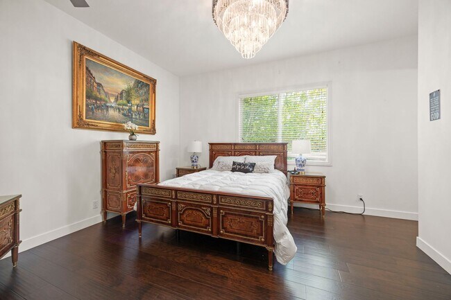 Building Photo - Exquisite Luxury Living in the Moorpark Country Club Estates