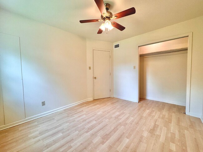 Building Photo - 2 Bedroom • 1.5 Bath • Townhouse Style Apa...