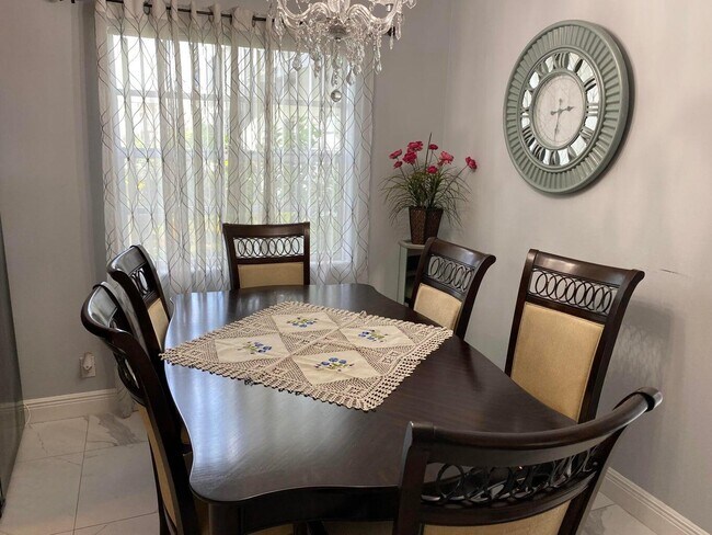 Building Photo - 579 Normandy Ln