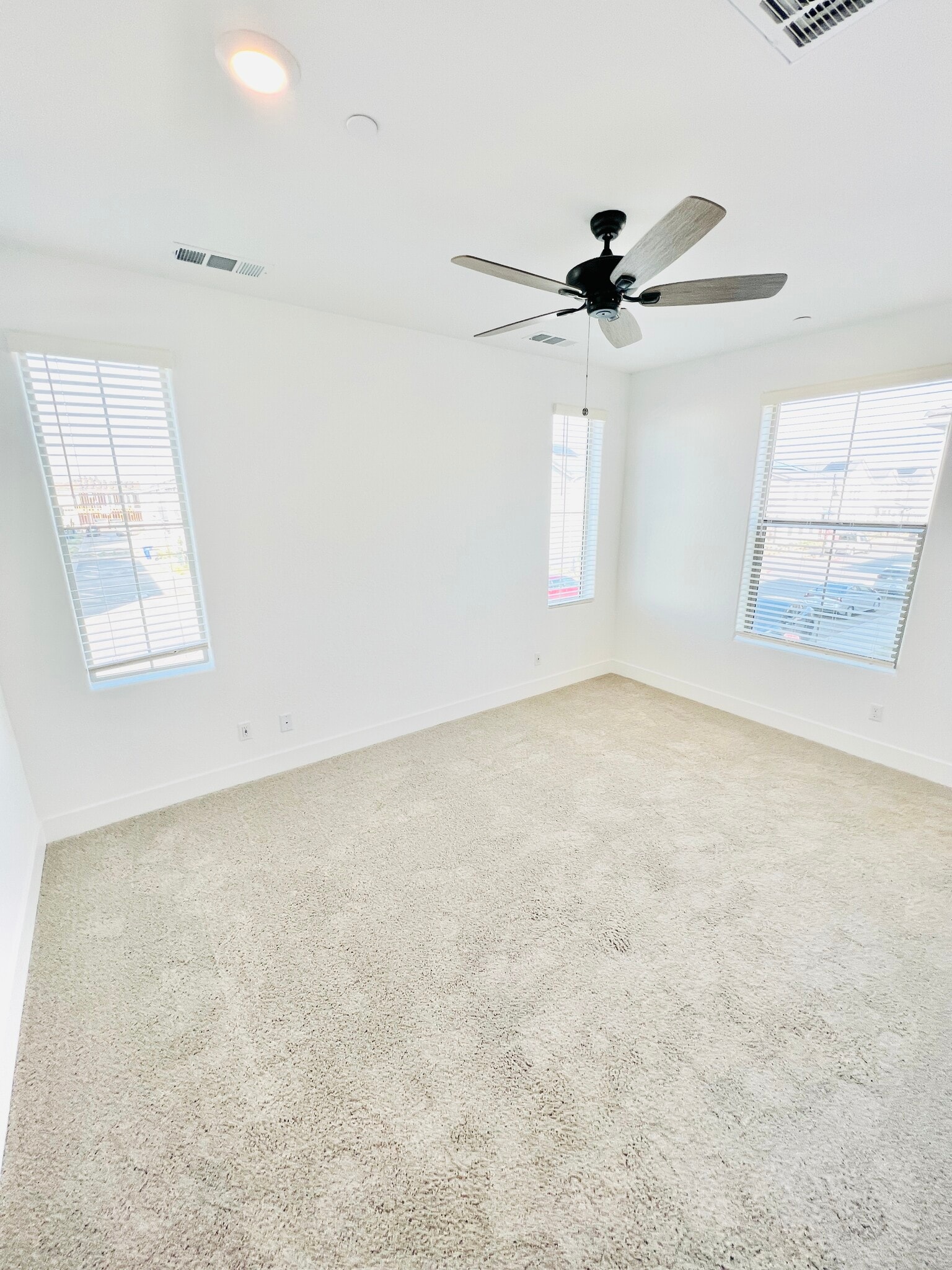 Building Photo - 2821 E Tamarind Dr