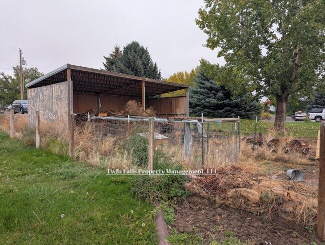 Building Photo - 213 Settlers Way W