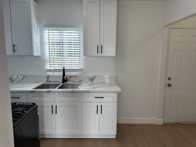 Building Photo - Newly Renovated 1 Bedroom in West Adams