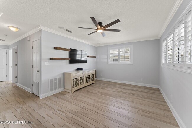 Building Photo - 618 8th Ave N