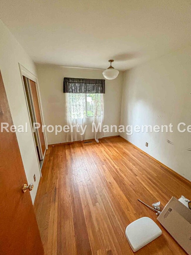 Building Photo - AVAILABLE JUNE - 4 Bed / 2 Bath Home locat...