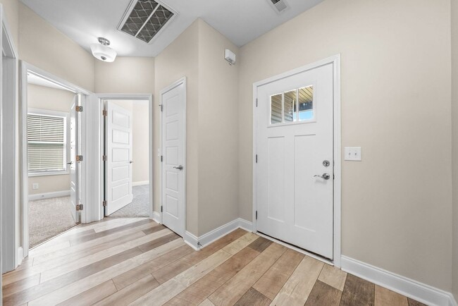 Building Photo - Pet Friendly Three Bedroom with Bonus!