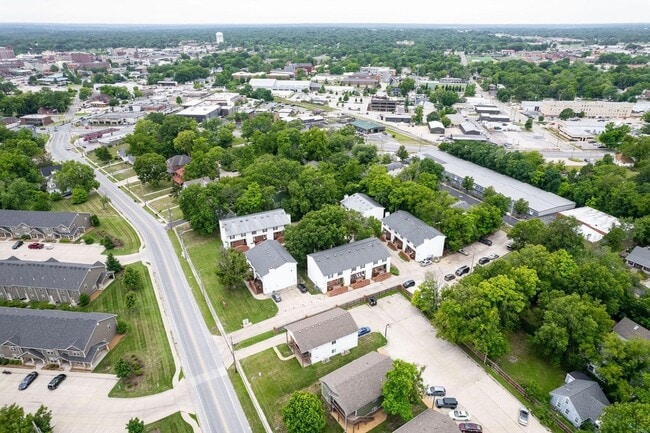 Building Photo - 3 Bed 2 bath Townhome