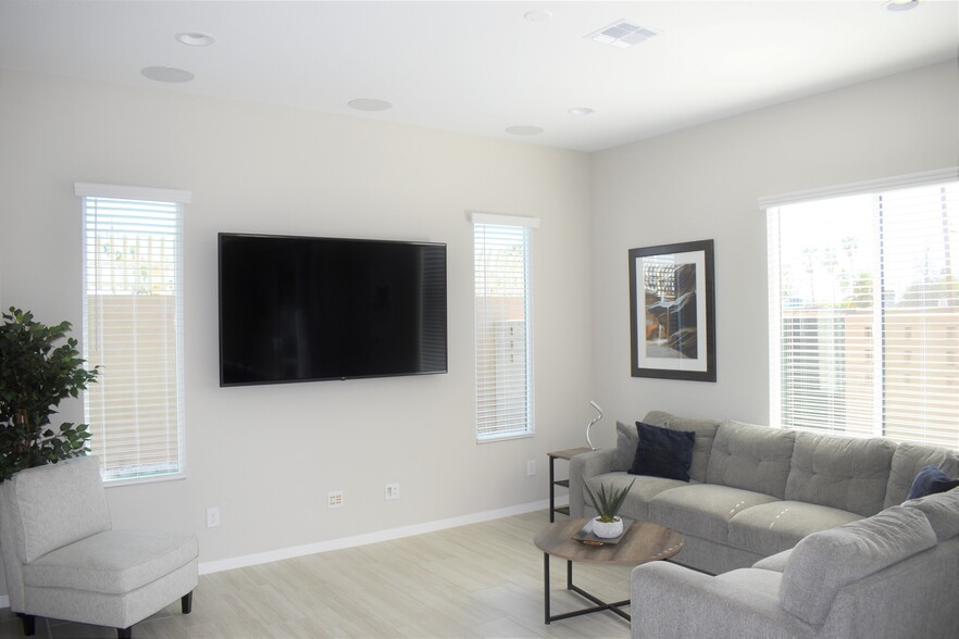 End Units have more Windows and Natural Light - 901 S Smith Rd