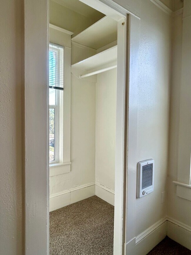 Building Photo - 420 20th St SE
