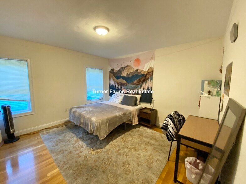 Building Photo - 128 Hillside St