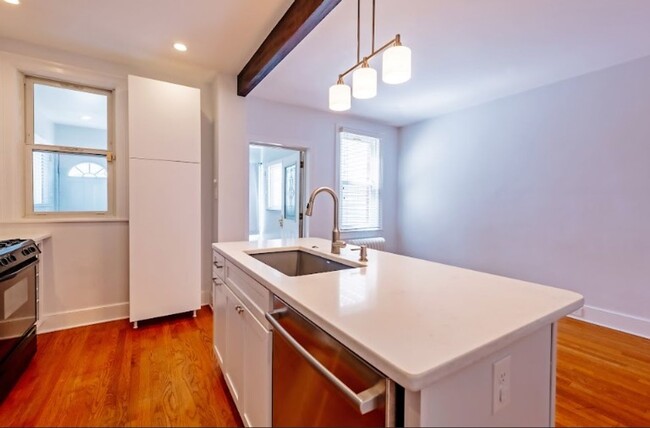 Building Photo - Rad Rowhome Right Near Stadium-Armory Metro!