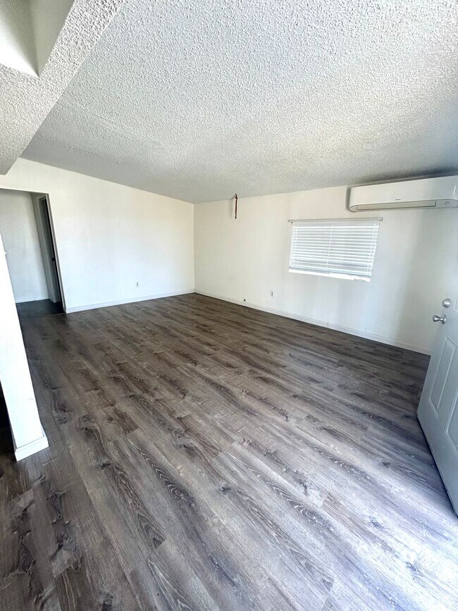Building Photo - Charming 3 bedroom 1 Bathroom Apartment
