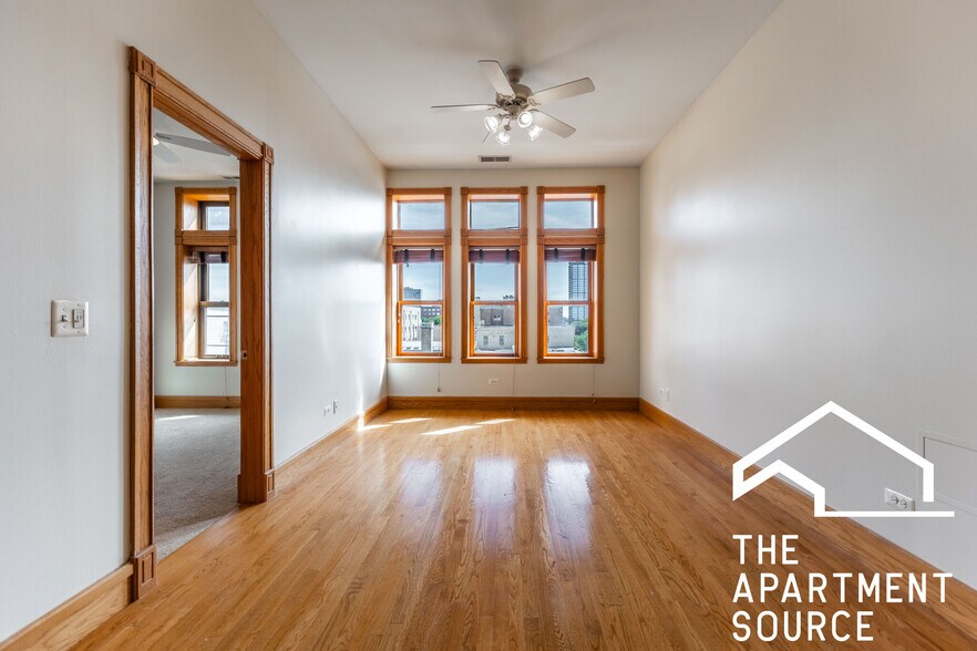Primary Photo - 1162 W Grand Ave