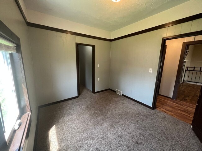 Building Photo - AVAILABLE JUNE - 3 Bed 1 Bath w/ Great View