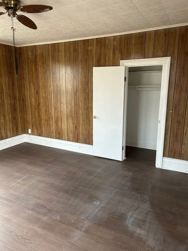 Building Photo - 230 E Chestnut St