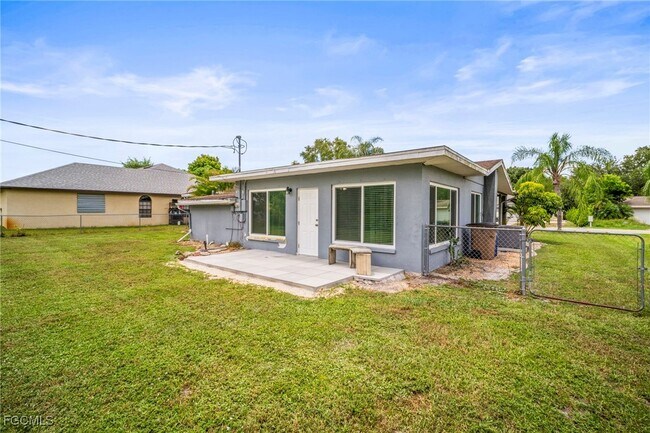 Building Photo - 2210 Parkview Dr
