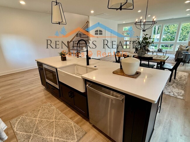 Building Photo - Stunning 2 Bedroom with Courtyard