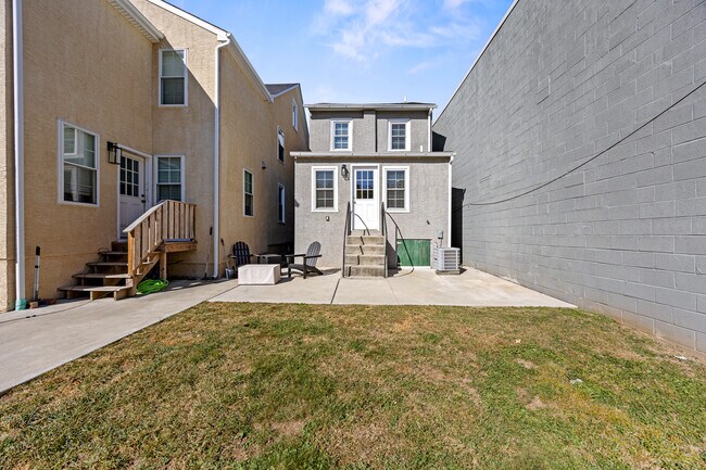 Building Photo - 733 E Elm St