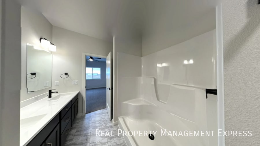 Building Photo - 3 Bedroom 2.5 Bathroom Townhome